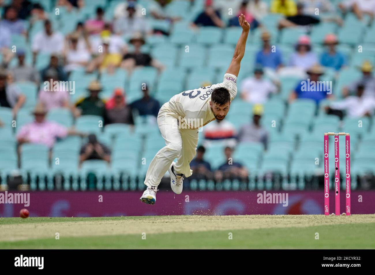 Mark Wood of England Bowls au cours de la première journée du quatrième match de test de la série Ashes entre l'Australie et l'Angleterre au Sydney Cricket Ground sur 05 janvier 2022 à Sydney, en Australie. (Usage éditorial uniquement) Banque D'Images