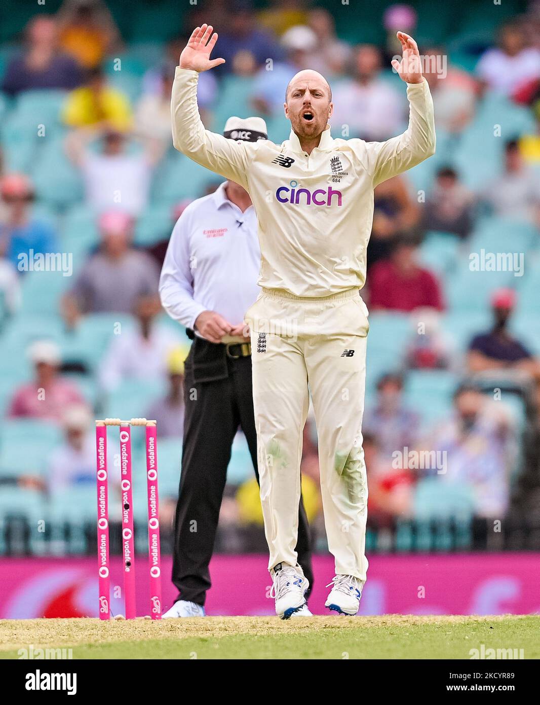 Jack Leach de l'Angleterre s'est disputé pendant la première journée du quatrième match de test de la série Ashes entre l'Australie et l'Angleterre au terrain de cricket de Sydney sur 05 janvier 2022 à Sydney, en Australie. (Usage éditorial uniquement) Banque D'Images