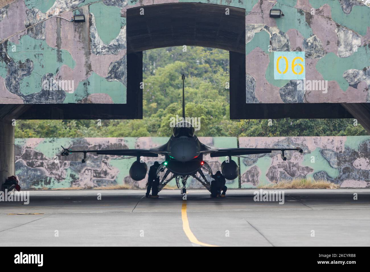 Un taxi de chasseur F-16V sur la piste pour un entraînement de décollage d'urgence à la base de l'armée de l'air, alors que l'armée taïwanaise tient un exercice d'amélioration de la préparation avant le nouvel an chinois, dans le contexte des menaces croissantes de la Chine, à Chiayi, Taiwan, le 5 janvier 2022. Taiwan fait face à des menaces de plus en plus nombreuses en provenance de Pékin, notamment un nombre record d'avions de guerre de l'APL qui s'envolent dans sa zone d'ADIZ, tandis que les États-Unis approuvent davantage de ventes d'armes à Taipei. (Photo de CEng Shou Yi/NurPhoto) Banque D'Images