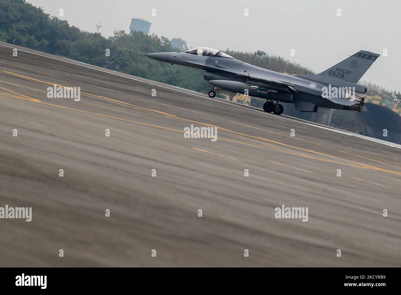 Un taxi de chasse-avions F-16V sur la piste de la base aérienne, alors que l'armée taïwanaise tient un exercice pour améliorer sa préparation avant le nouvel an chinois, en raison des menaces croissantes de la Chine, à Chiayi, Taïwan, le 5 janvier 2022. Taiwan fait face à des menaces de plus en plus nombreuses en provenance de Pékin, notamment un nombre record d'avions de guerre de l'APL qui s'envolent dans sa zone d'ADIZ, tandis que les États-Unis approuvent davantage de ventes d'armes à Taipei. (Photo de CEng Shou Yi/NurPhoto) Banque D'Images