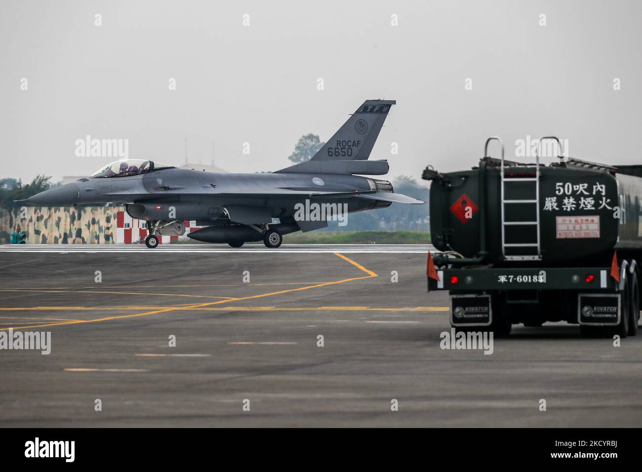 Un taxi de chasseur F-16V sur la piste pour un entraînement de décollage d'urgence à la base de l'armée de l'air, alors que l'armée taïwanaise tient un exercice d'amélioration de la préparation avant le nouvel an chinois, dans le contexte des menaces croissantes de la Chine, à Chiayi, Taiwan, le 5 janvier 2022. Taiwan fait face à des menaces de plus en plus nombreuses en provenance de Pékin, notamment un nombre record d'avions de guerre de l'APL qui s'envolent dans sa zone d'ADIZ, tandis que les États-Unis approuvent davantage de ventes d'armes à Taipei. (Photo de CEng Shou Yi/NurPhoto) Banque D'Images