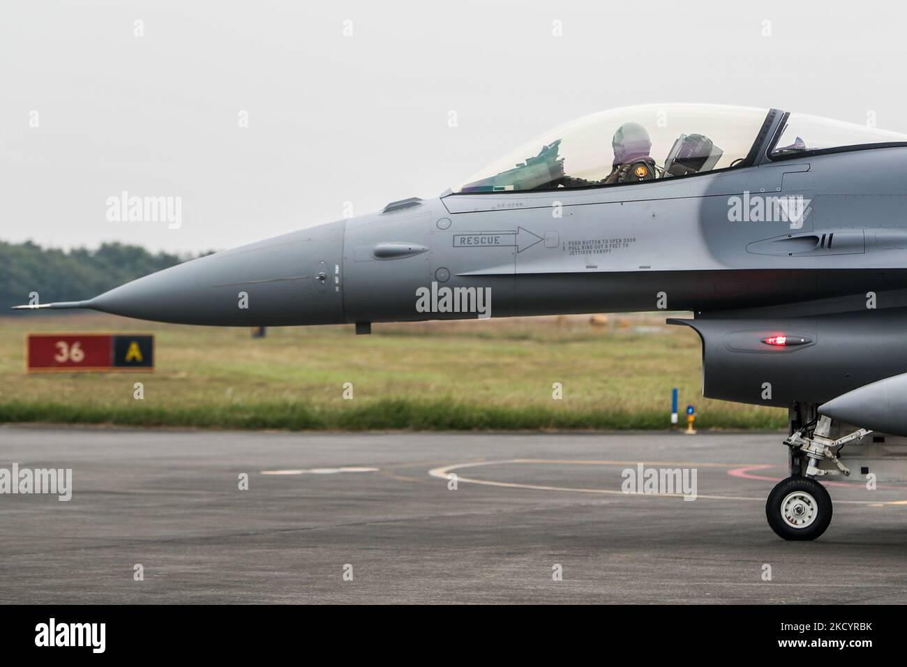 Un taxi de chasseur F-16V sur la piste pour un entraînement de décollage d'urgence à la base de l'armée de l'air, alors que l'armée taïwanaise tient un exercice d'amélioration de la préparation avant le nouvel an chinois, dans le contexte des menaces croissantes de la Chine, à Chiayi, Taiwan, le 5 janvier 2022. Taiwan fait face à des menaces de plus en plus nombreuses en provenance de Pékin, notamment un nombre record d'avions de guerre de l'APL qui s'envolent dans sa zone d'ADIZ, tandis que les États-Unis approuvent davantage de ventes d'armes à Taipei. (Photo de CEng Shou Yi/NurPhoto) Banque D'Images