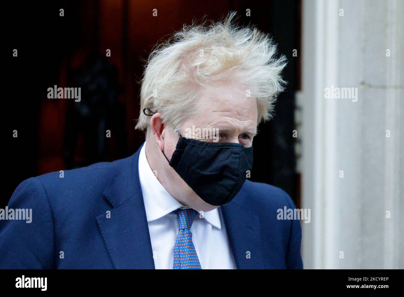 Le Premier ministre britannique Boris Johnson quitte le 10 Downing Street pour se rendre à la Chambre des communes pour les premières questions du Premier ministre (QPM) de 2022 à Londres, en Angleterre, sur 5 janvier 2022. (Photo de David Cliff/NurPhoto) Banque D'Images