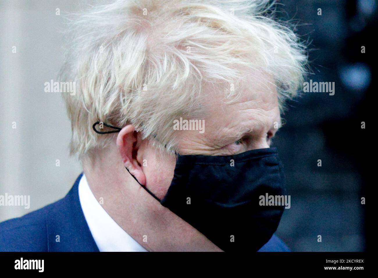 Le Premier ministre britannique Boris Johnson quitte le 10 Downing Street pour se rendre à la Chambre des communes pour les premières questions du Premier ministre (QPM) de 2022 à Londres, en Angleterre, sur 5 janvier 2022. (Photo de David Cliff/NurPhoto) Banque D'Images
