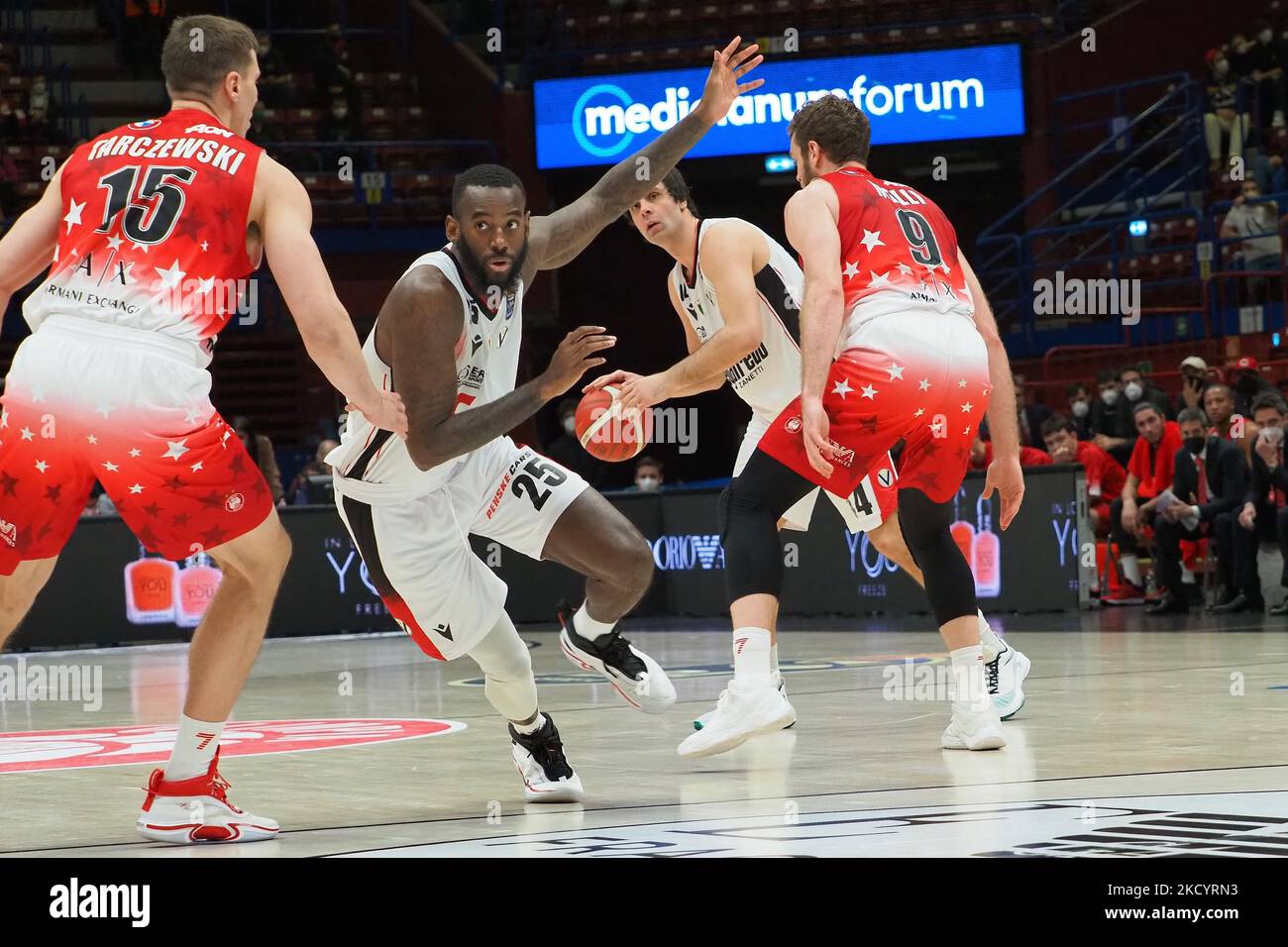 Milos Teodosic (Virtus Segafredo Bologna) et JaKarr Sampson (Virtus Segafredo Bologna) pendant le Championnat italien de basket-ball A Serie A X Armani Milano contre Virtus Segafredo Bologna on 05 janvier 2022 au Forum de Mediolanum à Milan, Italie (photo de Savino Paolella/LiveMedia/NurPhoto) Banque D'Images