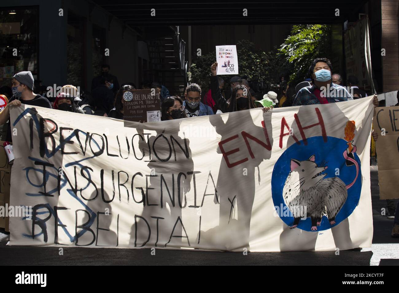 Des membres de l'Ecole nationale d'anthropologie et d'histoire (ENAH), protestés devant les bureaux de l'Institut national d'anthropologie et d'histoire (INAH), à mars plus tard à l'Ange de l'indépendance, pour exiger le paiement des dettes, Augmentation du budget et réembauche du personnel de l'établissement d'enseignement, le 5 janvier 2022, à Mexico. (Photo par Cristian Leyva/NurPhoto) Banque D'Images