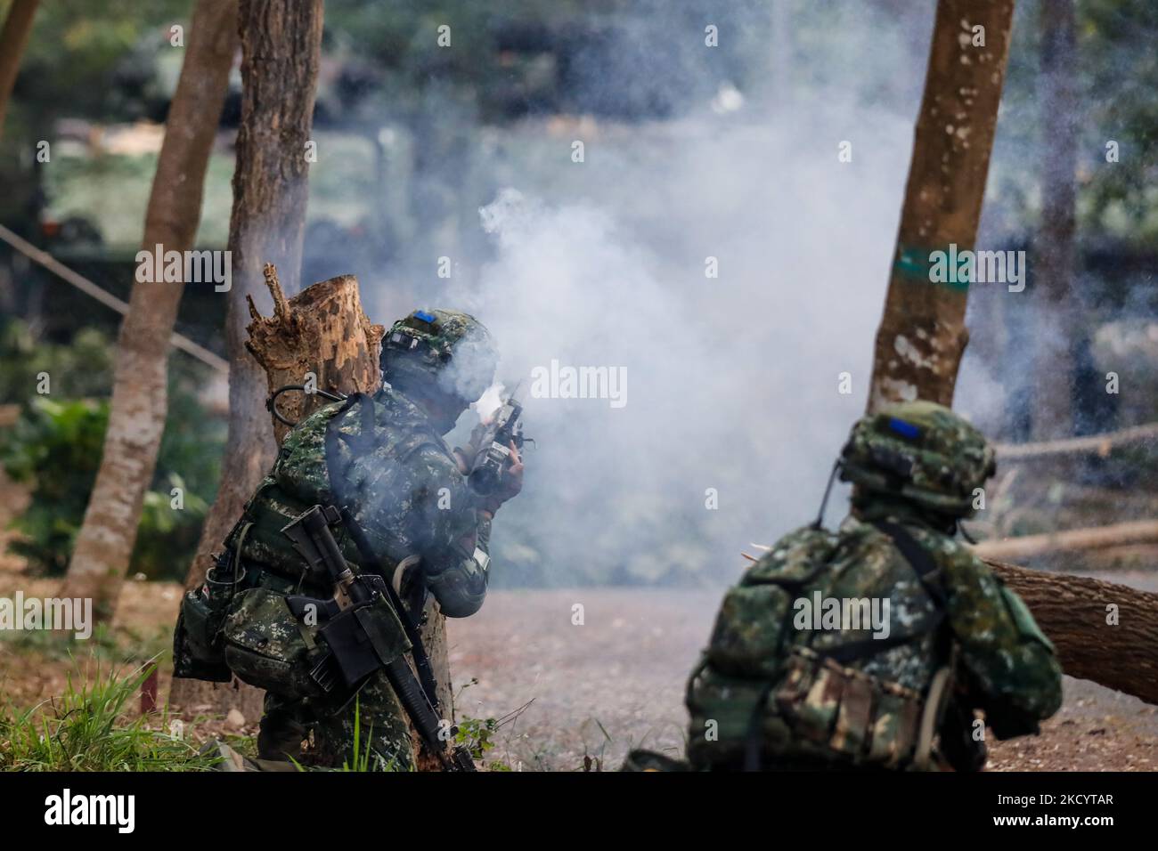 Les soldats équipés d'un lanceur RPG et de mitrailleuses tirent alors que les véhicules blindés cm-34 approchent, lors d'un exercice d'amélioration de la préparation de l'armée en prévision du nouvel an chinois, dans un contexte d'escalade des tensions chinoises sur l'île. (Photo de CEng Shou Yi/NurPhoto) Banque D'Images
