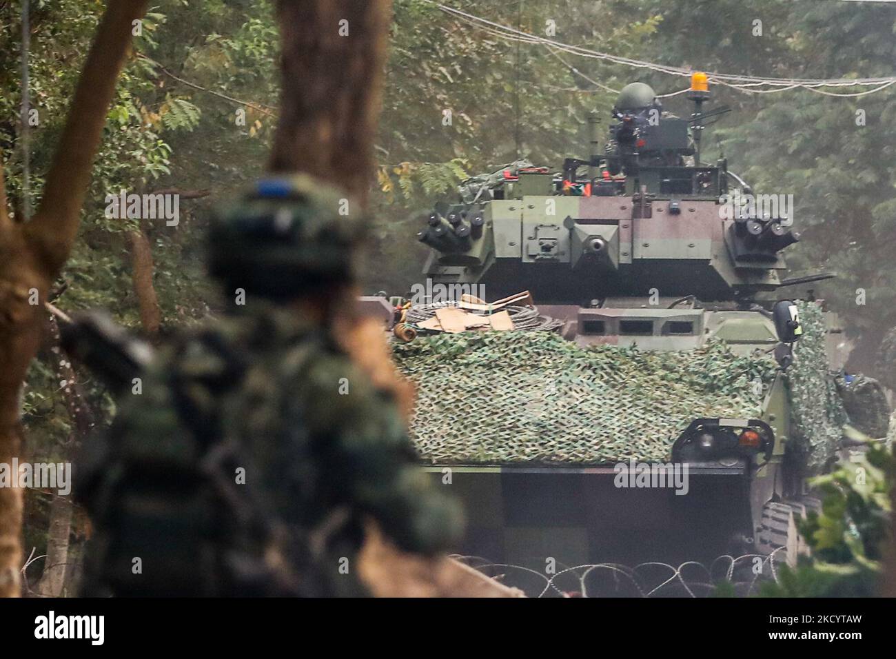 Des soldats avec un lanceur RPG et des mitrailleuses en place alors que les véhicules blindés cm-34 approchent, lors d'un exercice d'amélioration de la préparation de l'armée en prévision du nouvel an chinois, dans un contexte d'escalade des tensions chinoises sur l'île. (Photo de CEng Shou Yi/NurPhoto) Banque D'Images