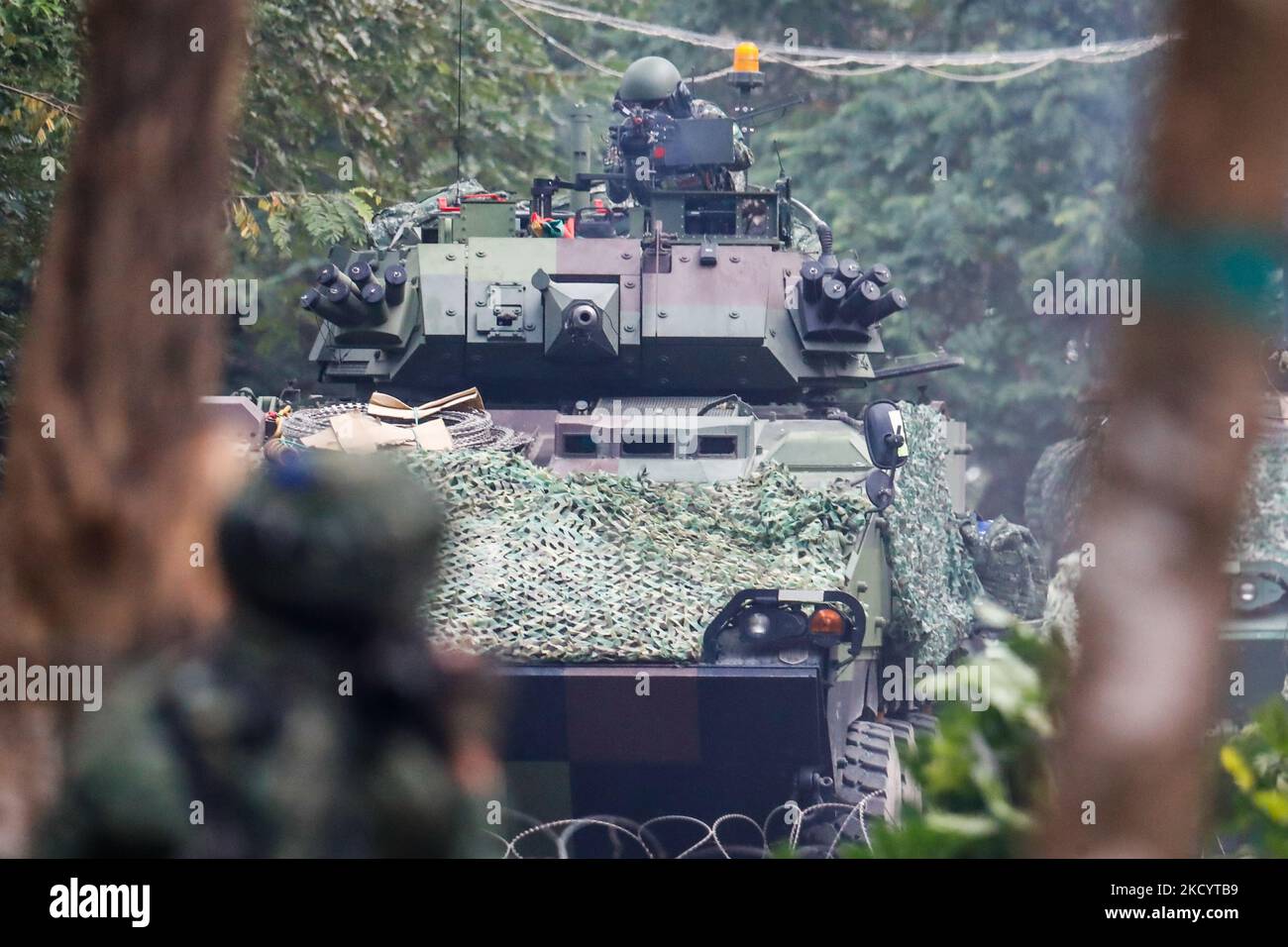 Des soldats avec un lanceur RPG et des mitrailleuses en place alors que les véhicules blindés cm-34 approchent, lors d'un exercice d'amélioration de la préparation de l'armée en prévision du nouvel an chinois, dans un contexte d'escalade des tensions chinoises sur l'île. (Photo de CEng Shou Yi/NurPhoto) Banque D'Images