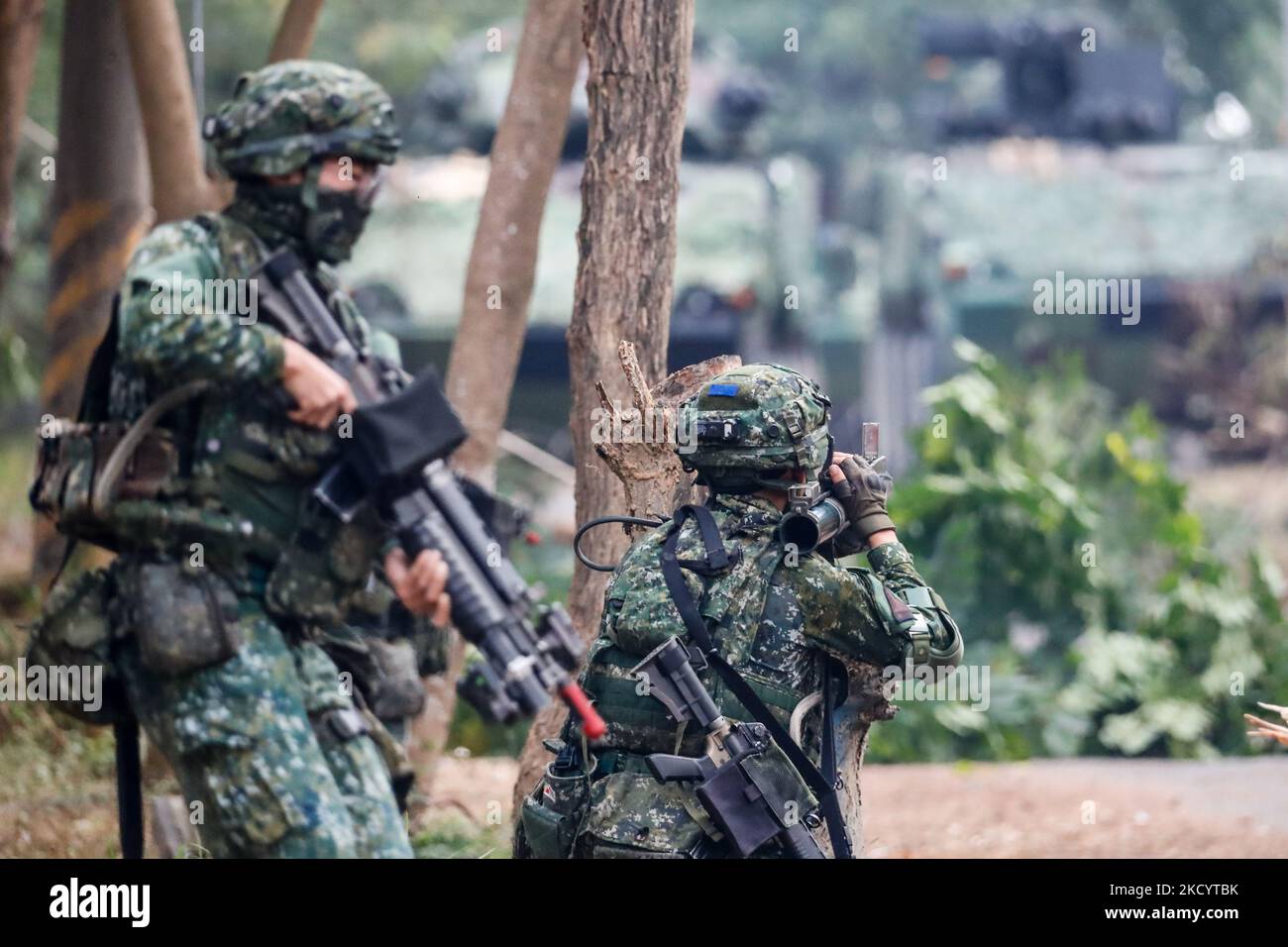 Les soldats équipés d'un lanceur RPG et de mitrailleuses tirent alors que les véhicules blindés cm-34 approchent, lors d'un exercice d'amélioration de la préparation de l'armée en prévision du nouvel an chinois, dans un contexte d'escalade des tensions chinoises sur l'île. (Photo de CEng Shou Yi/NurPhoto) Banque D'Images