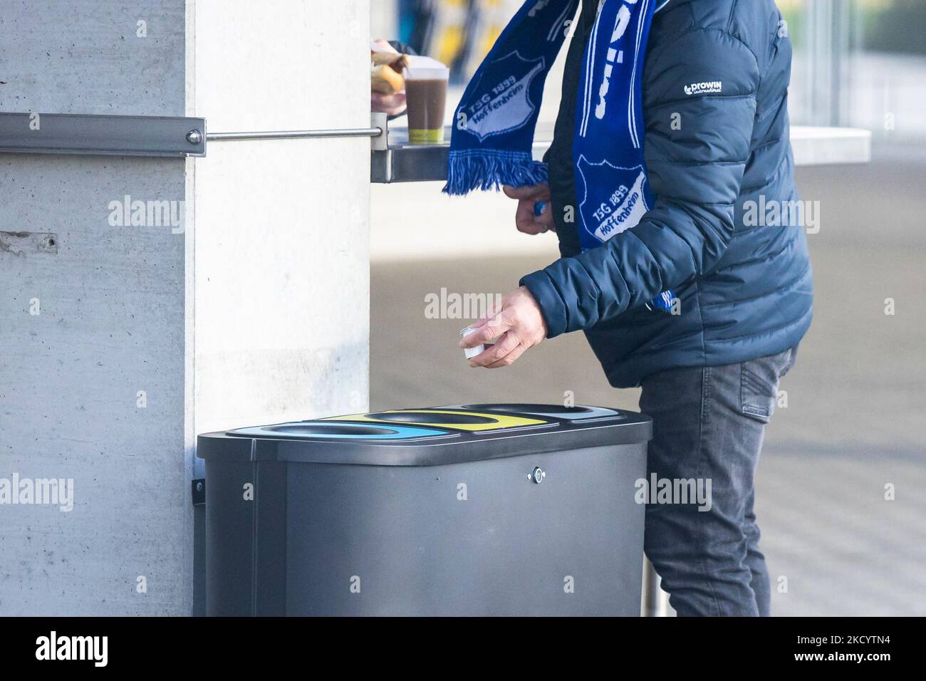 Sinsheim, Allemagne. 05th novembre 2022. Football: Bundesliga, TSG 1899 Hoffenheim - RB Leipzig, Matchday 13, PreZero Arena. Un fan de TSG 1899 Hoffenheim jette dans une poubelle avant le jeu. À partir de maintenant, les déchets seront séparés dans différentes poubelles à l'aréna PreZero. Crédit : Tom Weller/dpa - REMARQUE IMPORTANTE : Conformément aux exigences de la DFL Deutsche Fußball Liga et de la DFB Deutscher Fußball-Bund, il est interdit d'utiliser ou d'avoir utilisé des photos prises dans le stade et/ou du match sous forme de séquences et/ou de séries de photos de type vidéo./dpa/Alay Live News Banque D'Images