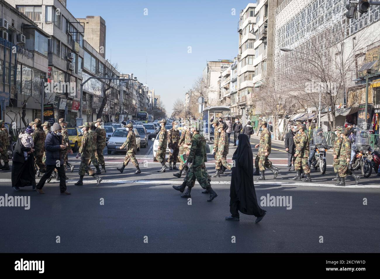 Le personnel militaire de l'armée iranienne traverse une avenue lors d'un enterrement pour la guerre Iran-Irak (1980-88) des martyrs inconnus dans le centre-ville de Téhéran sur 6 janvier 2022. Des milliers d'Iraniens assistent aux funérailles de 150 Martyrs inconnus dans la guerre Iran-Irak (1980-88) qui ont trouvé dans le champ principal de la guerre par le groupe d'enquête des Martyrs iraniens 34 ans après un cessez-le-feu entre l'Iran et l'Irak en 1988. (Photo de Morteza Nikoubazl/NurPhoto) Banque D'Images