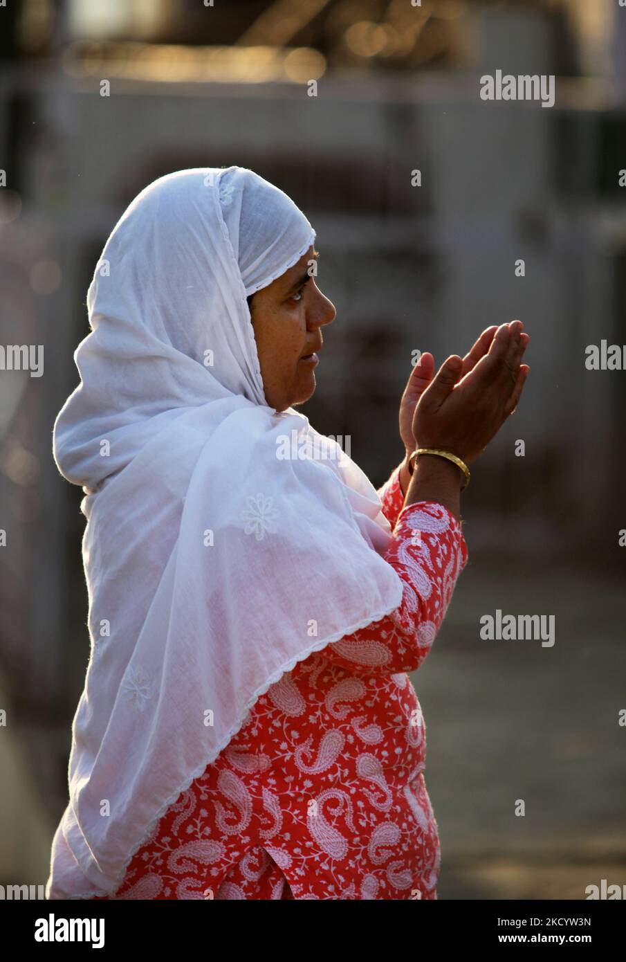 Une femme musulmane effectue des prières du matin à l'extérieur de la mosquée Hazrabal à Srinagar, au Cachemire, en Inde, sur 23 juin 2010. La mosquée a été bloquée par des barbelés au cours d'un couvre-feu à l'échelle de la ville pour empêcher les citoyens de prier, d'organiser et de se rassembler pour tenter de contrer les violences et les manifestations potentielles. (Photo de Creative Touch Imaging Ltd./NurPhoto) Banque D'Images