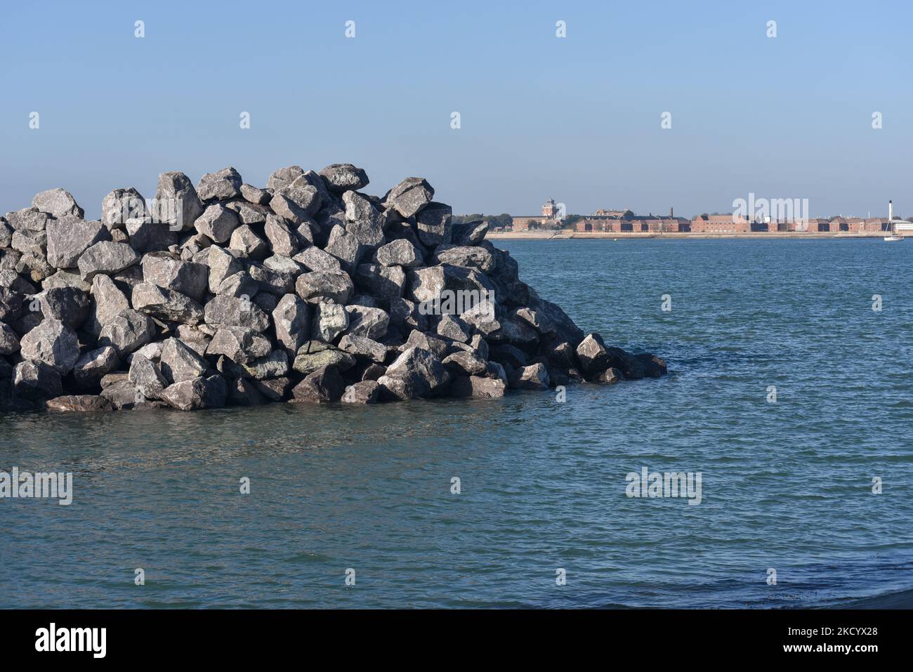 Pile de roche prête à être disposée dans les nouvelles défenses de mer sur la plage de Southsea, Portsmouth, Angleterre. Banque D'Images