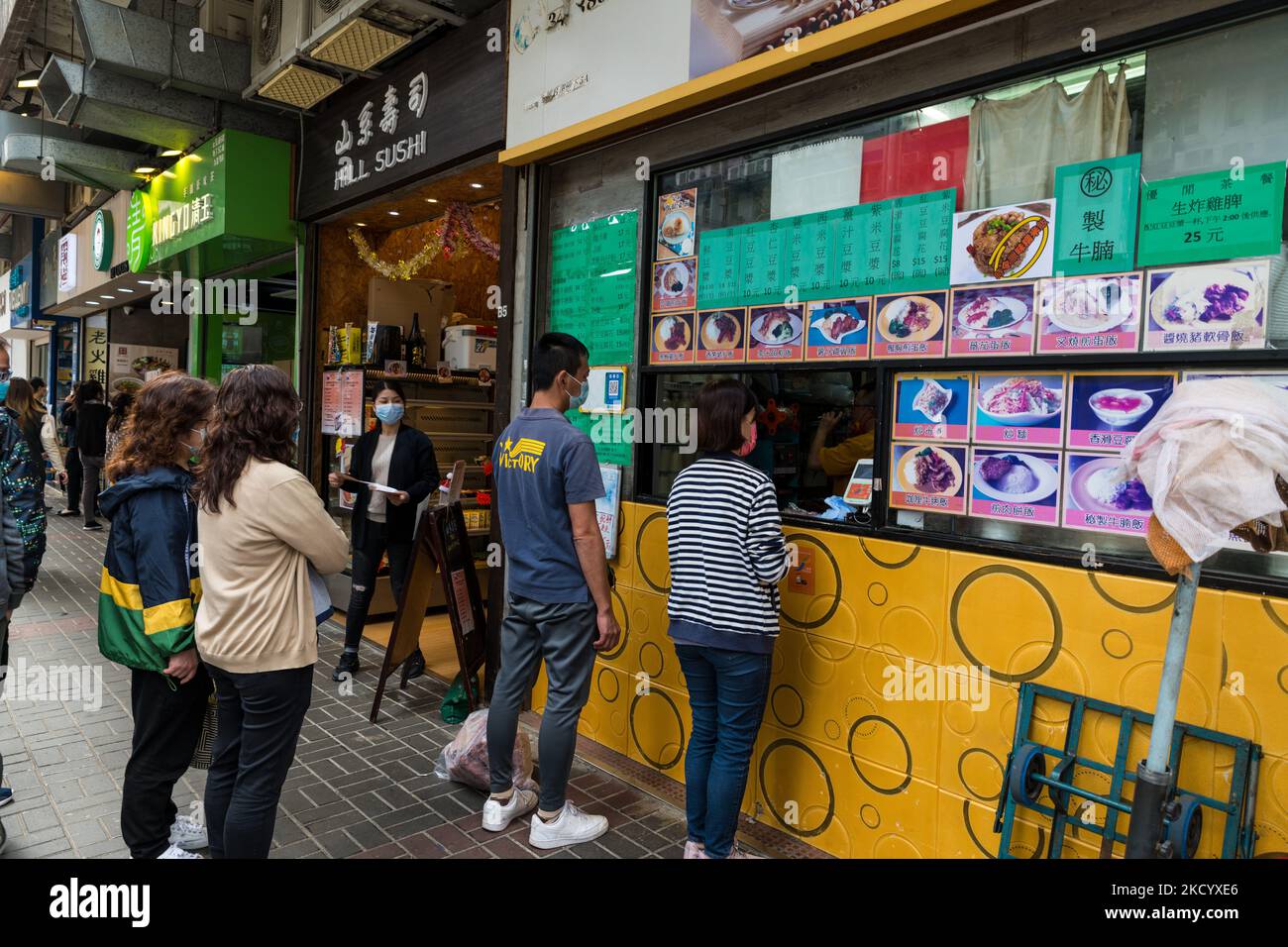 Les gens commandent des plats à emporter dans un restaurant local de Kowloon Bay. À compter du 7 janvier, les restaurants ne pourront plus fournir de services sur place après 18,00. À Hong Kong, Chine, le 7 janvier 2022 . (Photo de Marc Fernandes/NurPhoto) Banque D'Images