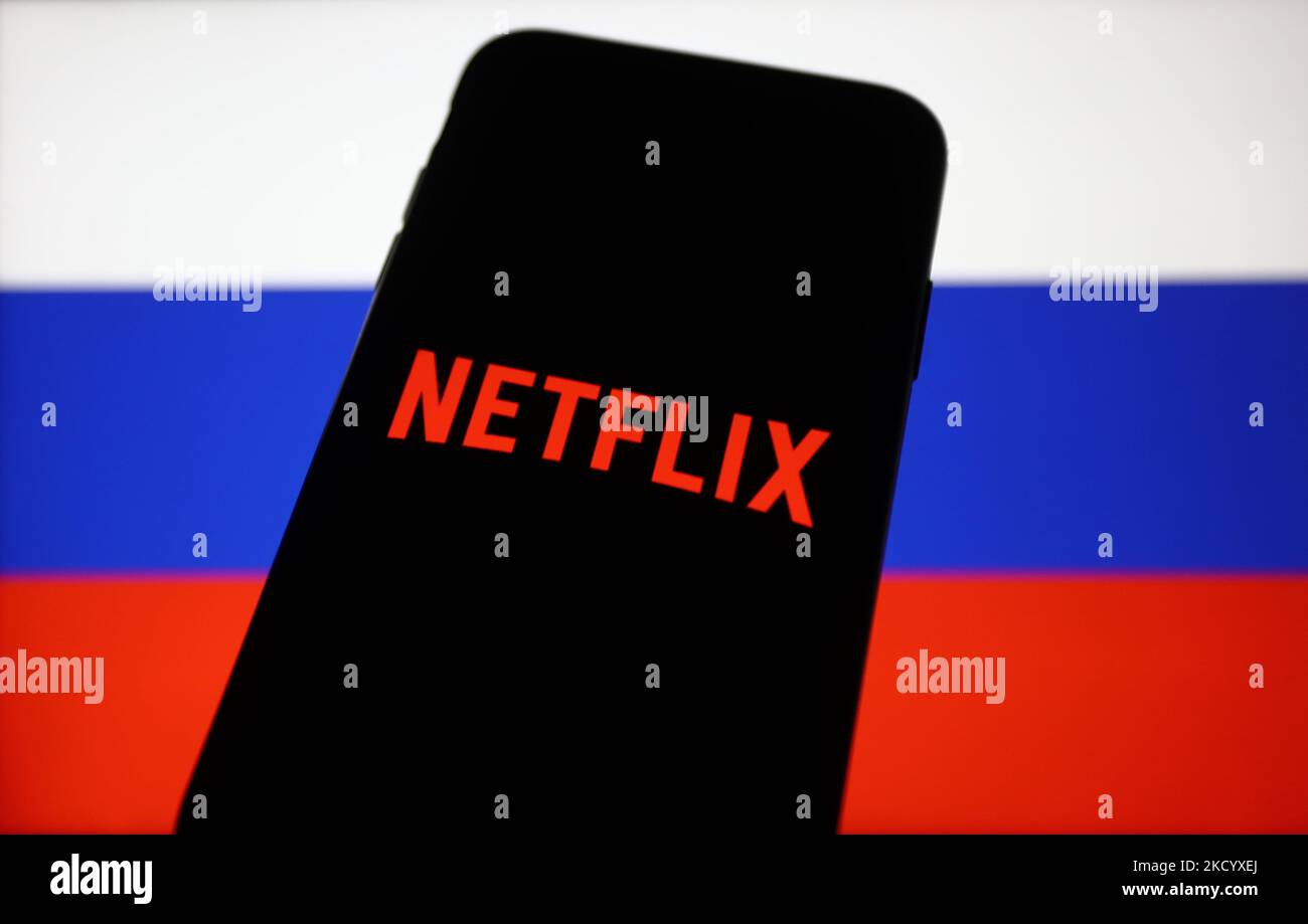 Le logo Netflix affiché sur l'écran d'un téléphone et le drapeau russe affiché sur l'écran sont visibles sur cette photo prise à Cracovie, en Pologne, sur 7 janvier 2022. (Photo de Jakub Porzycki/NurPhoto) Banque D'Images