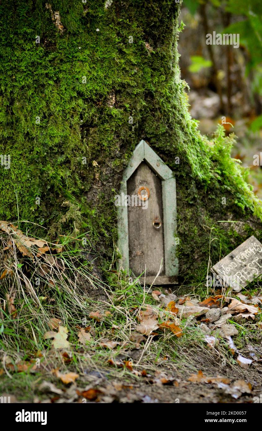 Maisons de fées cachées et portes dans les bois - Brodick Gardens, île d'Arran, Écosse Banque D'Images
