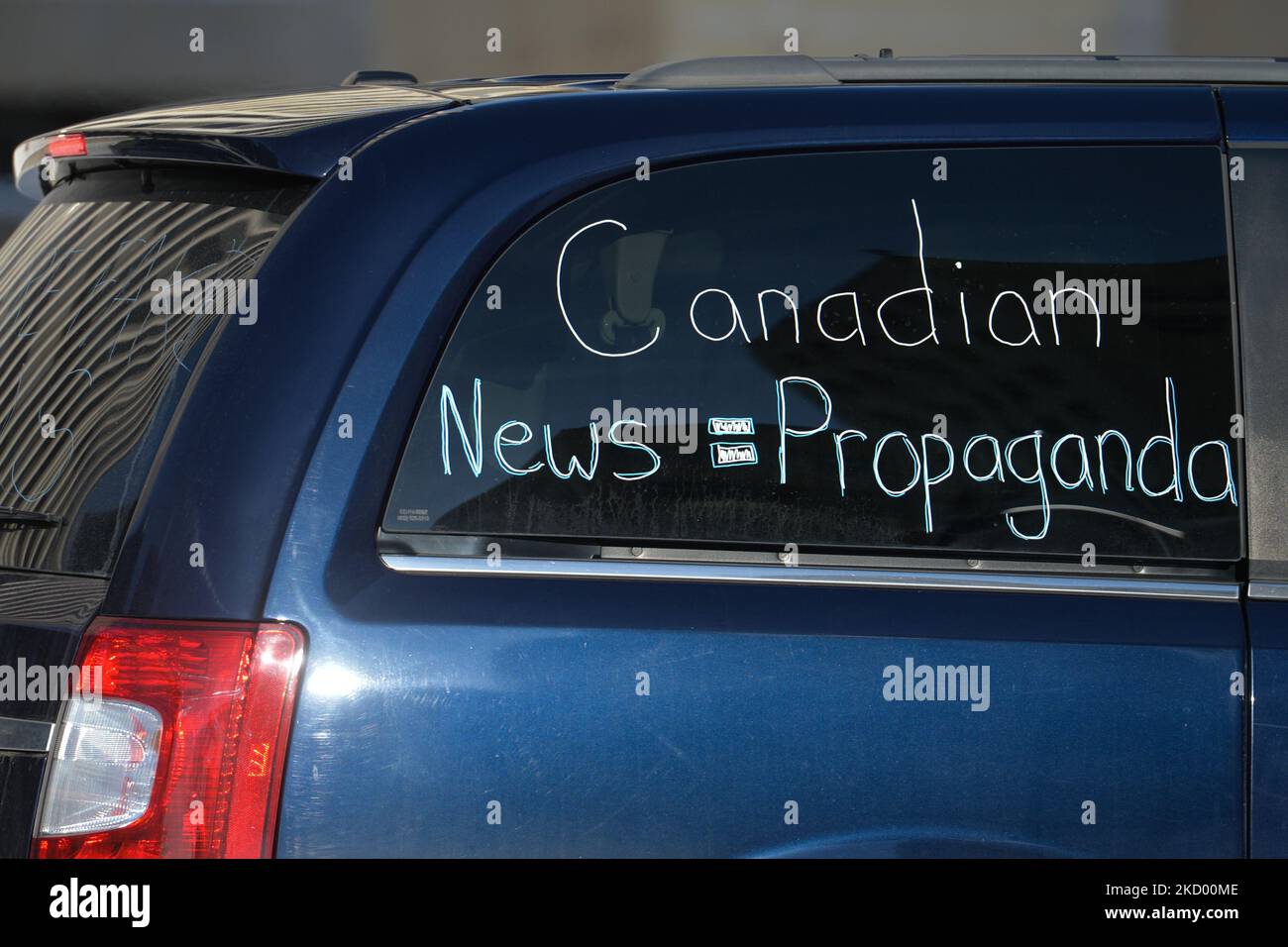 Inscription « nouvelles canadiennes = propagande » vue sur la fenêtre de la voiture. Les activistes anti-verrouillage et anti-vaccination se rencontrent dans le stationnement à côté de l'Assemblée législative de l'Alberta, devant le « The Media is the virus! » Protestation contre Global News, unité des nouvelles et des affaires courantes du réseau canadien de télévision mondiale à Edmonton. Samedi, 8 janvier 2022, à Edmonton, en Alberta, Canada. (Photo par Artur Widak/NurPhoto) Banque D'Images