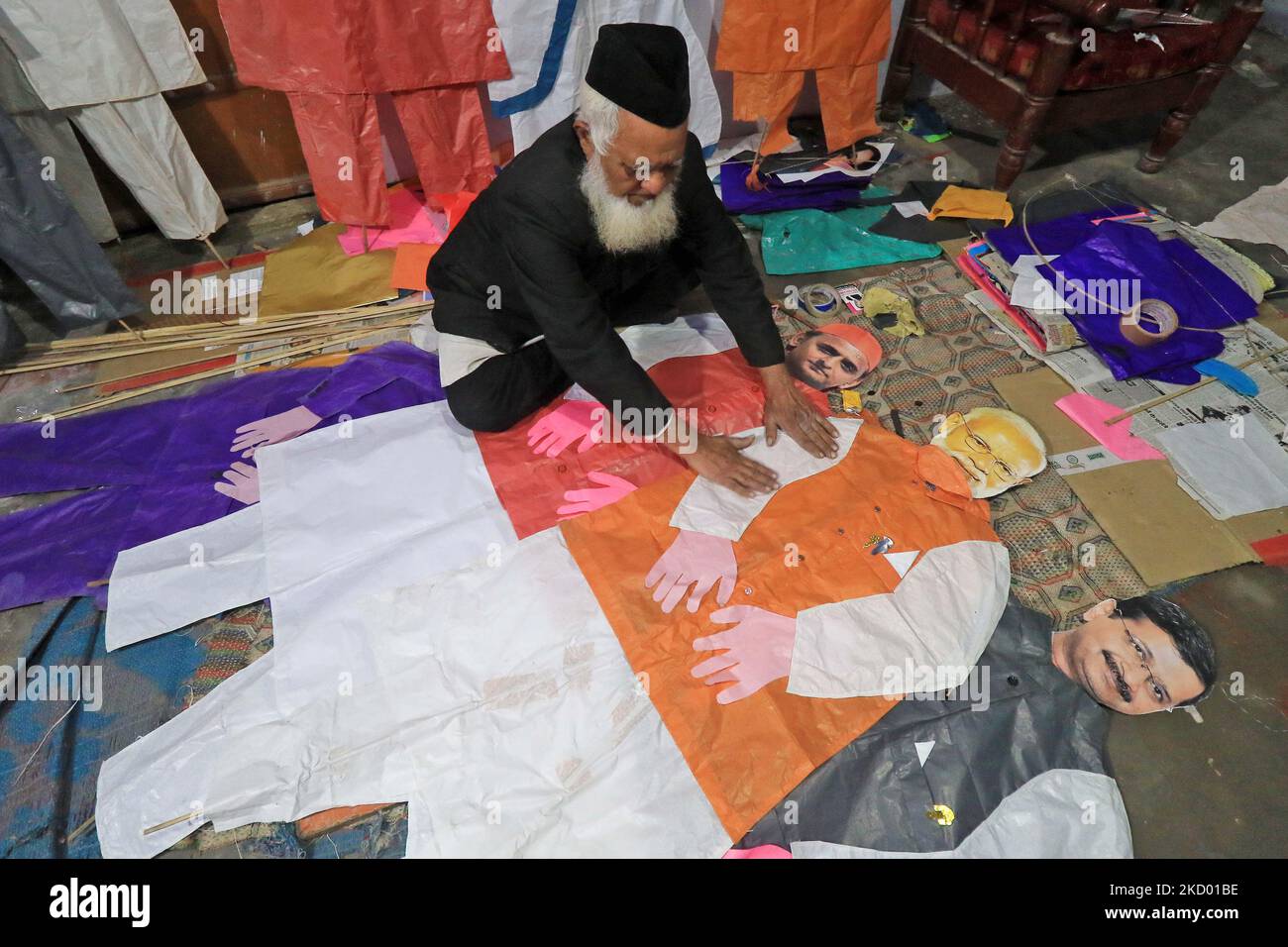 Abdul Gaffur Ansari, un kitemaker, prépare des cerfs-volants de politiciens avant le festival Makar Sankranti, à Jaipur, Rajasthan, Inde, dimanche 9 janvier 2022. (Photo de Vishal Bhatnagar/NurPhoto) Banque D'Images