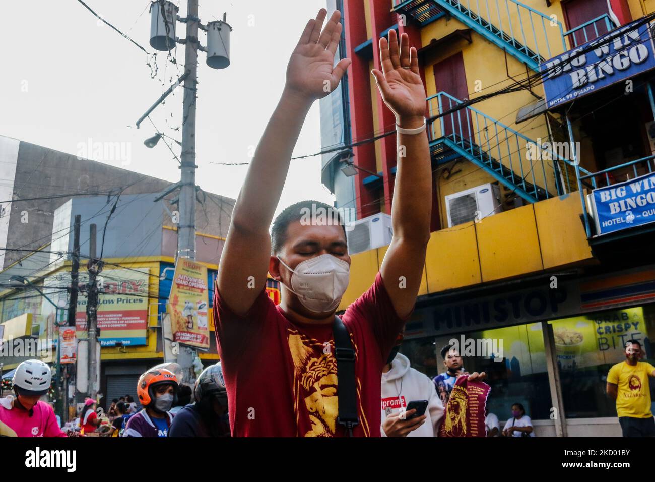 Les fidèles du Nazaréen noir visitent l'église Quiapo à Manille, aux Philippines, le jour de la fête, 9 janvier 2022. En raison de l'augmentation soudaine des cas de COVID-19 avec la menace de variante d'Omicron aux Philippines qui conduit le gouvernement à rétablir le niveau d'alerte 3 dans la région de la capitale nationale, l'église Quiapo à Manille annule la tradition annuelle appelée Traslacion des dévotés du Nazaréen noir pour éviter la collecte et la propagation de masse du coronavirus. En dépit de ces directives, les catholiques dévoués tentent toujours d'atteindre l'église barricadée pour offrir leurs prières personnelles. (Photo par Ryan Eduard Benaid/NurPhoto) Banque D'Images