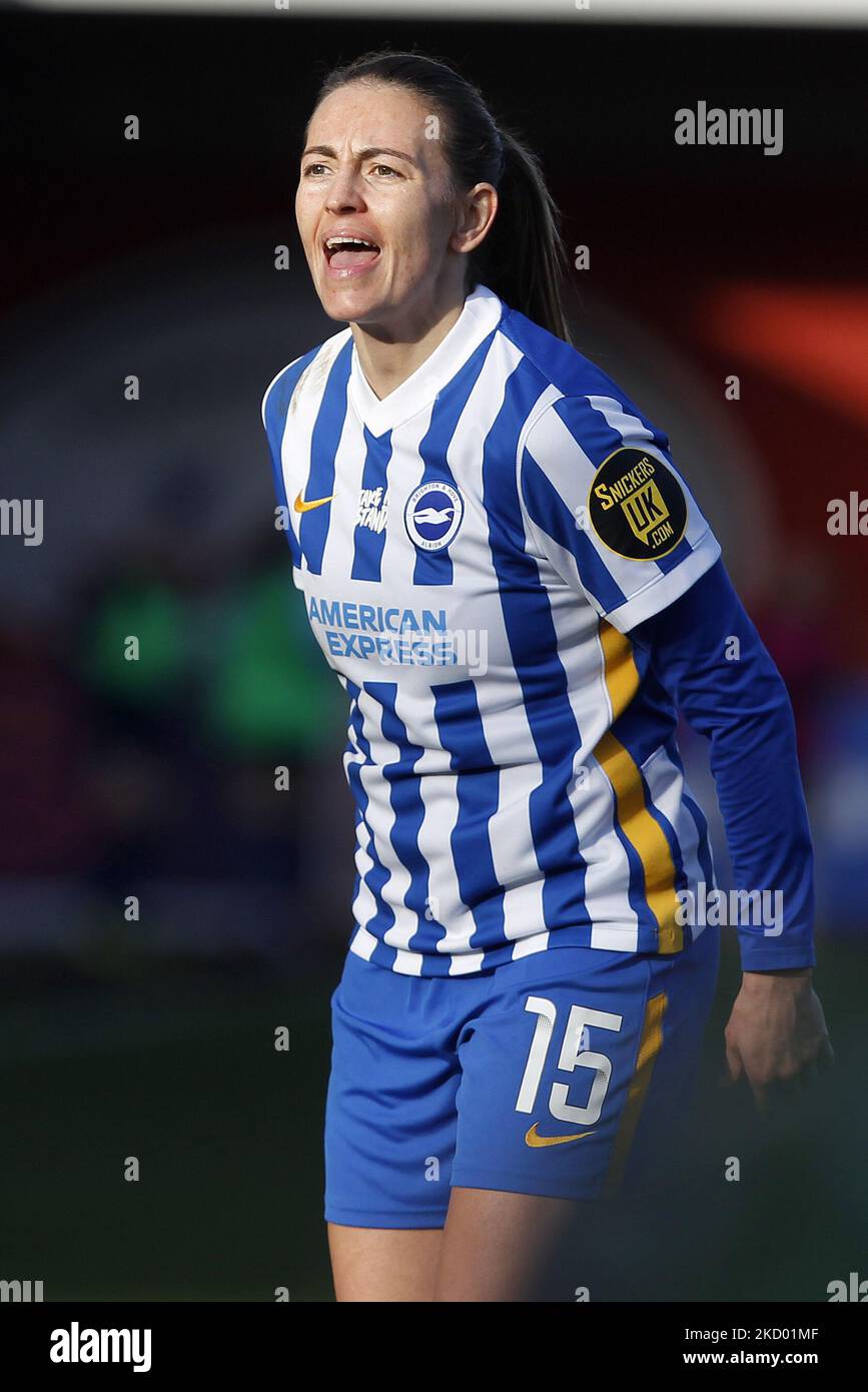 Kayleigh Green de Brighton & Hove Albion Women remonstrates avec l'assistante arbitral lors de Barclays FA Woman Super League entre Brighton et Hove Albion et Manchester United au People's Pension Stadium, Crawly, le 12th décembre 2021 (photo par action Foto Sport/NurPhoto) Banque D'Images