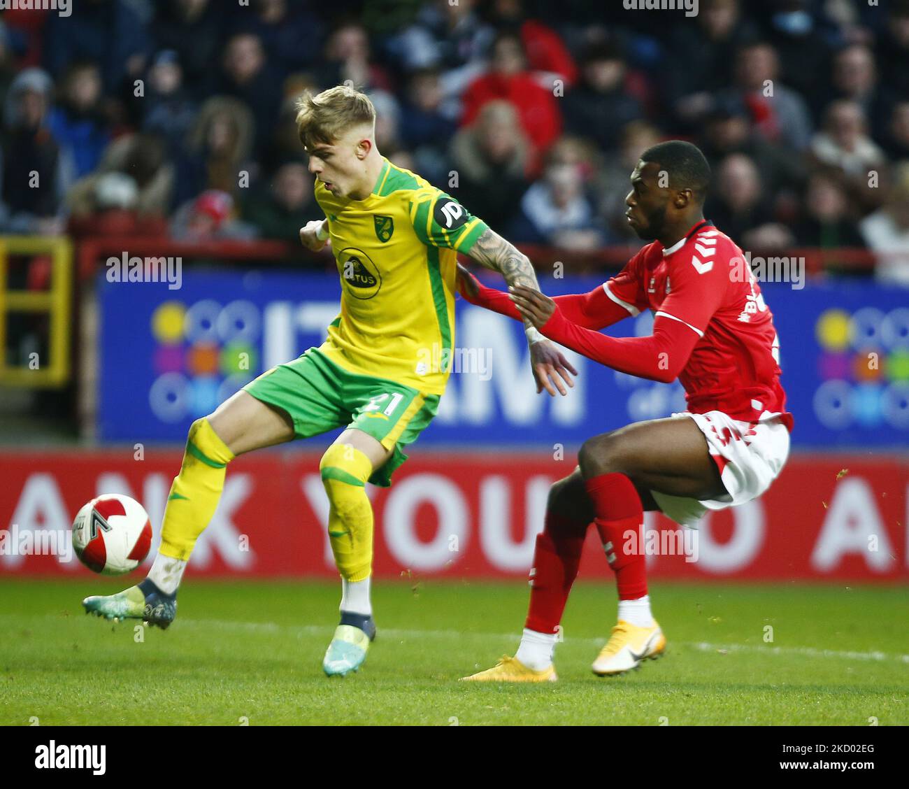 Brandon Williams de Norwich City (en prêt de Manchester United) détient Corey Blackett-Taylor de Charlton Athletic lors de la troisième ronde de la FA Cup entre Charlton Athletic et Norwich City au Valley Stadium, Londres, le 09th janvier 2022 (photo d'action Foto Sport/Nurephoto) Banque D'Images