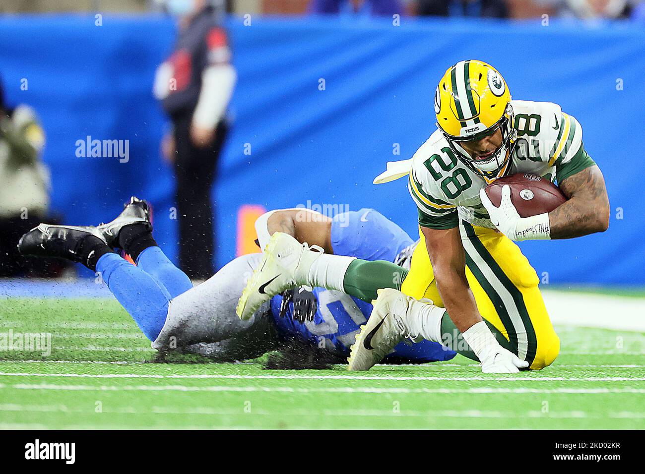 Green Bay Packers en arrière A.J. Dillon (28) est attaqué par les Lions de Detroit à l'intérieur de linebacker Derrick Barnes (55) lors d'un match de football de la NFL entre les Lions de Detroit et les Packers de Green Bay à Detroit, Michigan, États-Unis, dimanche, 9 janvier 2022. (Photo par Amy Lemus/NurPhoto) Banque D'Images