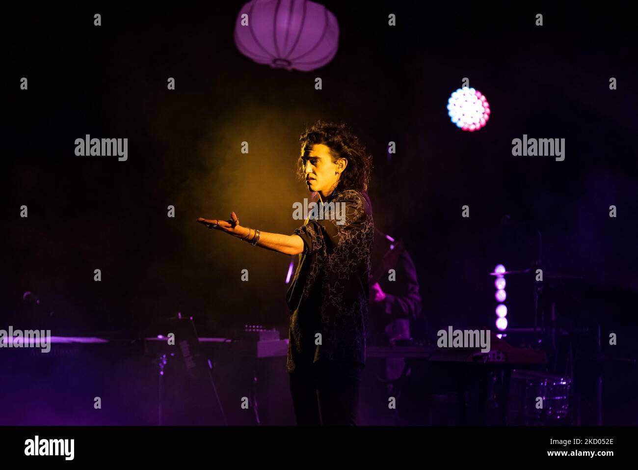 Michele Bravi se produit en direct au Teatro Degli Arcimboldi sur 19 décembre 2021 à Milan, en Italie. (Photo par Alessandro Bremec/NurPhoto) Banque D'Images