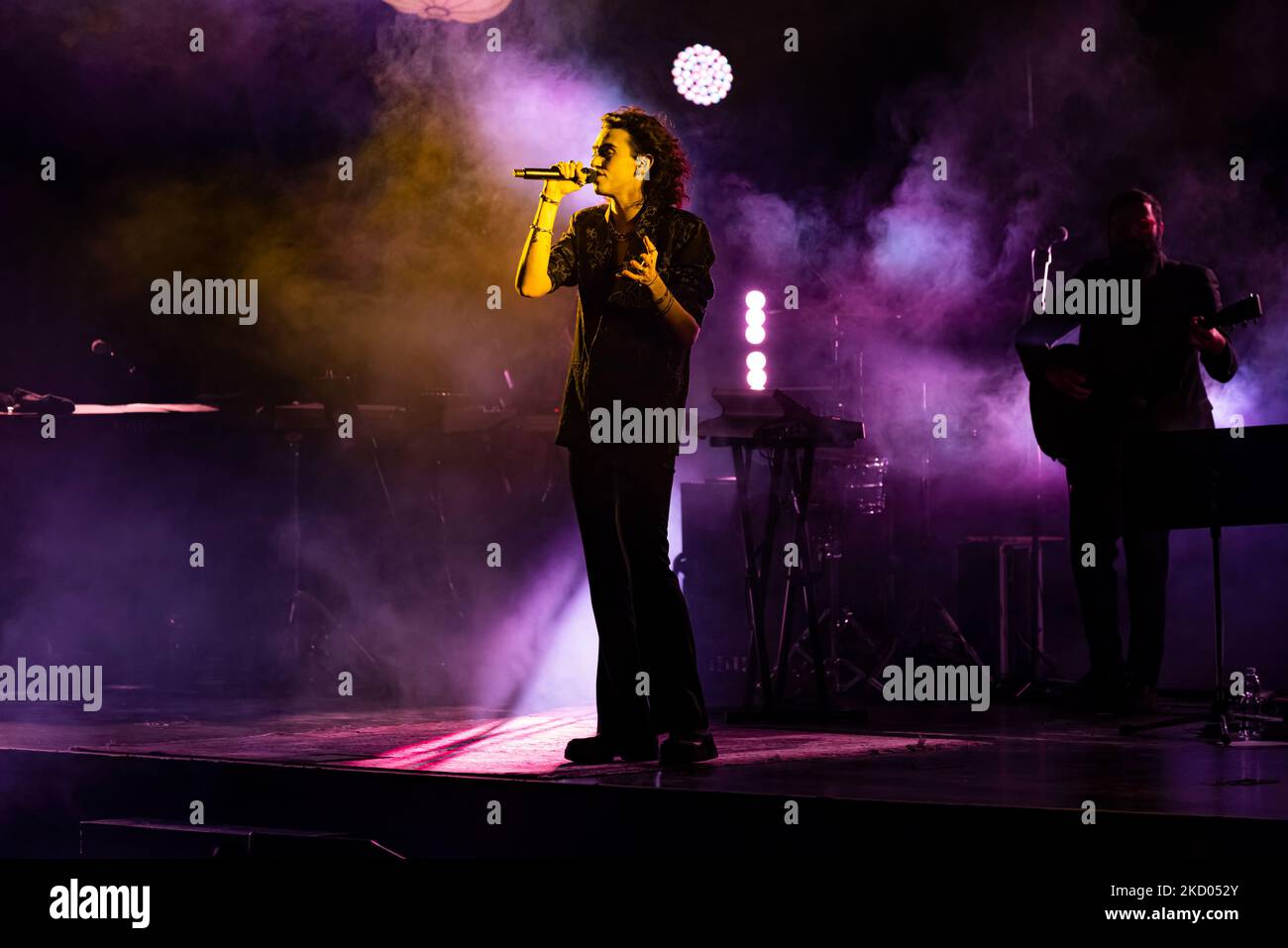 Michele Bravi se produit en direct au Teatro Degli Arcimboldi sur 19 décembre 2021 à Milan, en Italie. (Photo par Alessandro Bremec/NurPhoto) Banque D'Images