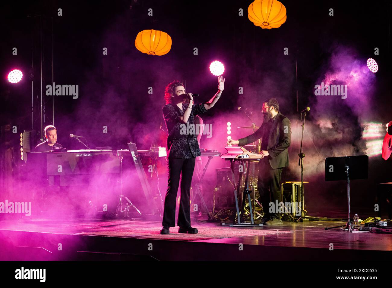 Michele Bravi se produit en direct au Teatro Degli Arcimboldi sur 19 décembre 2021 à Milan, en Italie. (Photo par Alessandro Bremec/NurPhoto) Banque D'Images