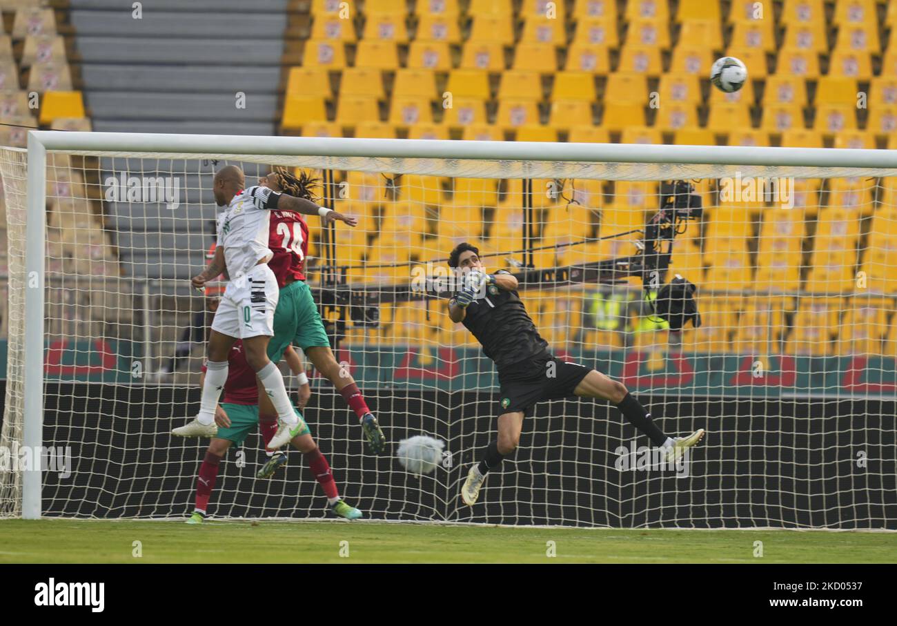 Yassine Bounou, du Maroc, sauvant un cueilleur au cours du Ghana contre le Maroc, coupe africaine des Nations, au stade Ahmadou Ahidjo sur 10 janvier 2022. (Photo par Ulrik Pedersen/NurPhoto) Banque D'Images