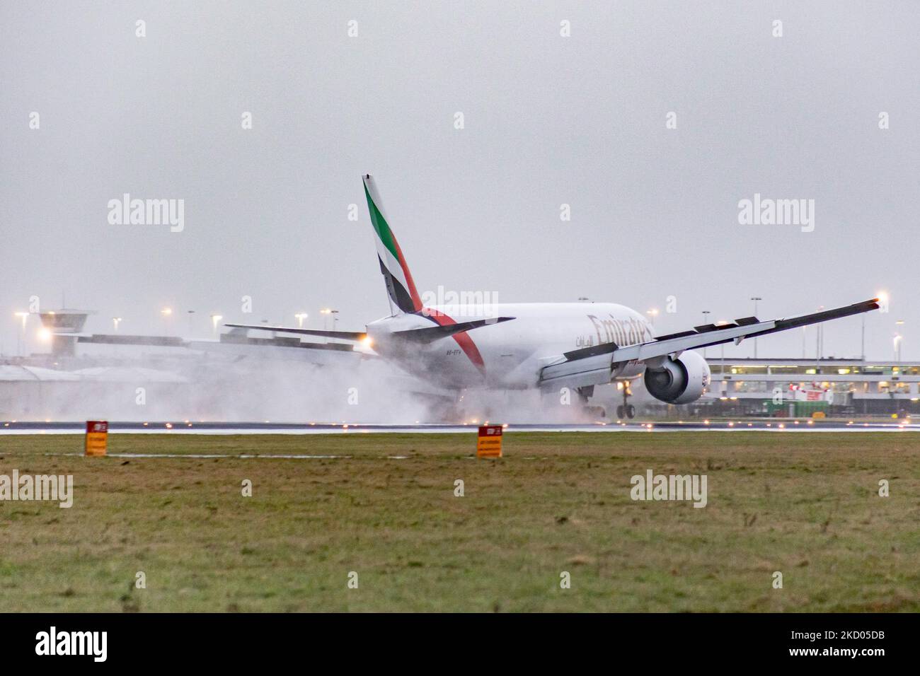 Les Boeing 777F de la compagnie aérienne Emirates SkyCargo immatriculations A6-EFH atterrissent à l'aéroport d'Amsterdam Schiphol AMS EHAM aux pays-Bas pendant une soirée pluvieuse. Emirates Sky Cargo est la 4th plus grande compagnie aérienne de fret, le transport de fret de l'aéroport international d'Al Maktoum à 26 destinations en tant que filiale d'Emirates Group, basée à Dubaï, Émirats arabes Unis eau. Les vols de fret ont augmenté la demande et les vols sont plus nombreux, car le trafic de l'industrie de l'aviation de passagers est en phase d'une période difficile avec la pandémie du coronavirus Covid-19 ayant un impact négatif sur l'industrie du voyage avec fe Banque D'Images