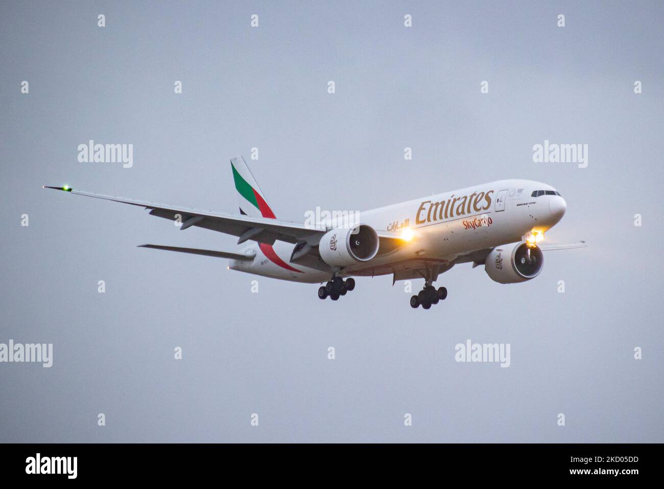 Les Boeing 777F de la compagnie aérienne Emirates SkyCargo immatriculations A6-EFH atterrissent à l'aéroport d'Amsterdam Schiphol AMS EHAM aux pays-Bas pendant une soirée pluvieuse. Emirates Sky Cargo est la 4th plus grande compagnie aérienne de fret, le transport de fret de l'aéroport international d'Al Maktoum à 26 destinations en tant que filiale d'Emirates Group, basée à Dubaï, Émirats arabes Unis eau. Les vols de fret ont augmenté la demande et les vols sont plus nombreux, car le trafic de l'industrie de l'aviation de passagers est en phase d'une période difficile avec la pandémie du coronavirus Covid-19 ayant un impact négatif sur l'industrie du voyage avec fe Banque D'Images