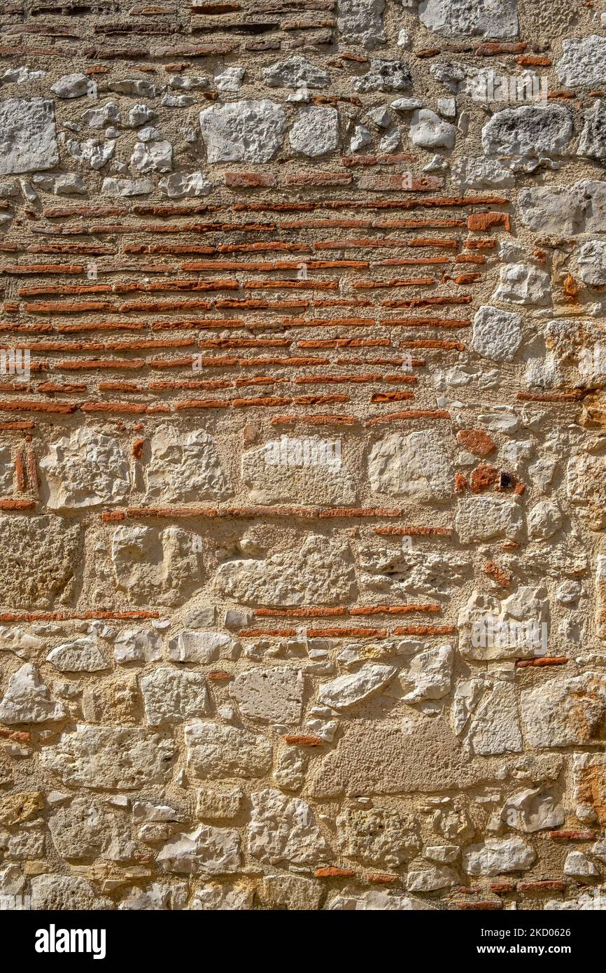 Un vieux mur de pierre et de tuile réparé et reconstruit surface texture arrière-plan Banque D'Images