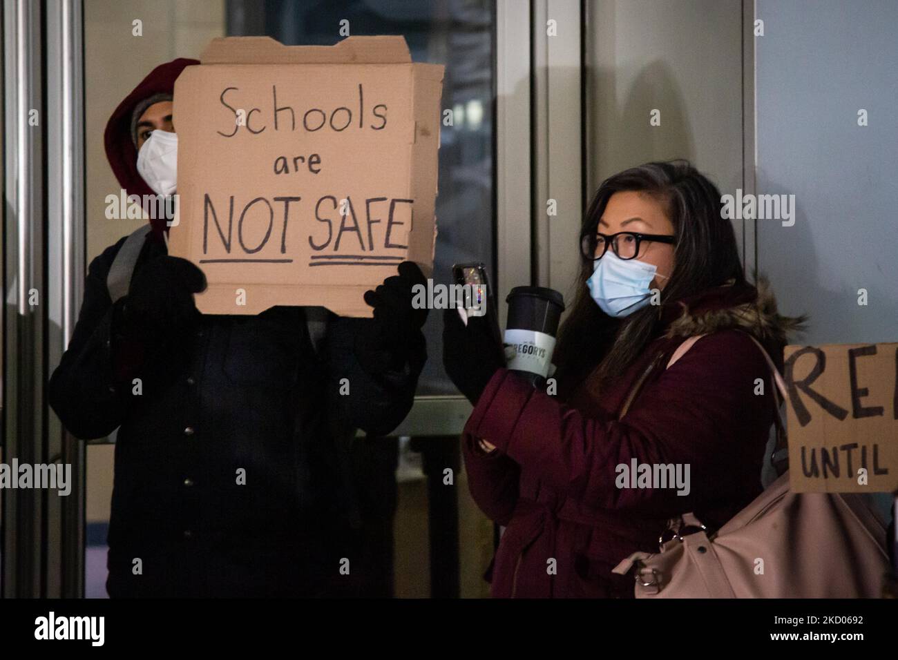 Des enseignants, des dirigeants syndicaux et des étudiants se sont réunis devant le siège de l'UFT (United Federal of Teachers) au 52 Broadway à Manhattan, New York, sur 10 janvier 2022, pour lutter pour des conditions de travail et d'apprentissage plus sûres dans le cadre de la dernière épidémie de COVID-19 dans les écoles. (Photo de Karla Ann Cote/NurPhoto) Banque D'Images