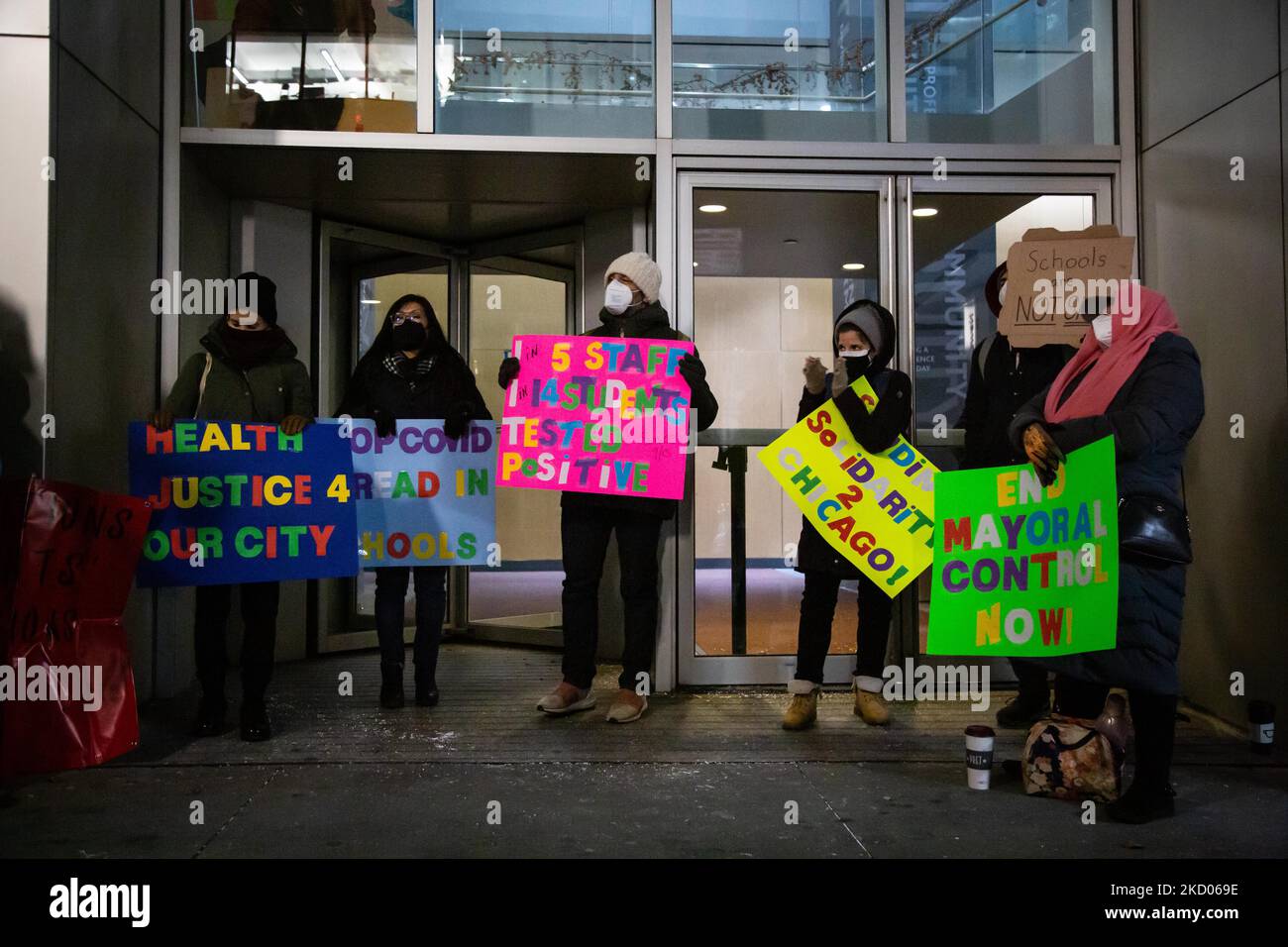 Des enseignants, des dirigeants syndicaux et des étudiants se sont réunis devant le siège de l'UFT (United Federal of Teachers) au 52 Broadway à Manhattan, New York, sur 10 janvier 2022, pour lutter pour des conditions de travail et d'apprentissage plus sûres dans le cadre de la dernière épidémie de COVID-19 dans les écoles. (Photo de Karla Ann Cote/NurPhoto) Banque D'Images