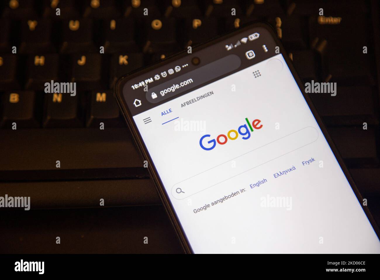 Logo Google sur l'écran du smartphone et clavier en arrière-plan. Logo  Google gros plan affiché sur l'écran d'un téléphone, d'un smartphone le  logo ou le moteur de recherche dans différents arrière-plans comme