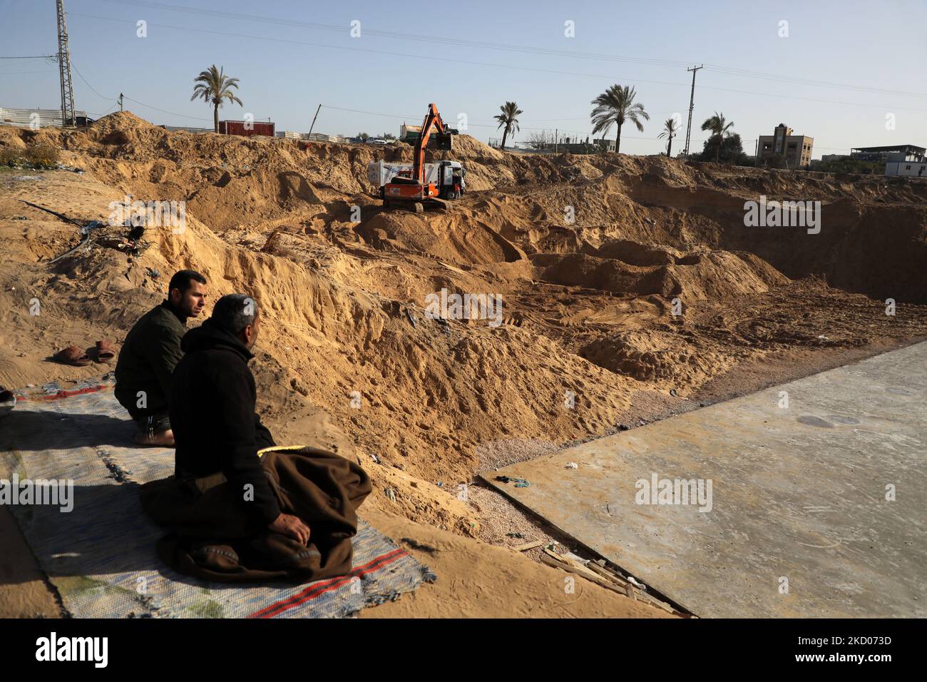 Des machines égyptiennes travaillent sur le site de construction d'un nouveau complexe de logements au nord de la ville de Gaza, sur 11 janvier 2022. - L'Égypte fait de nouveau sentir sa présence dans l'enclave palestinienne voisine, émergeant en tant que bienfaiteur clé à la suite de la dernière série de combats entre le Hamas et Israël en mai (photo de Majdi Fathi/NurPhoto) Banque D'Images