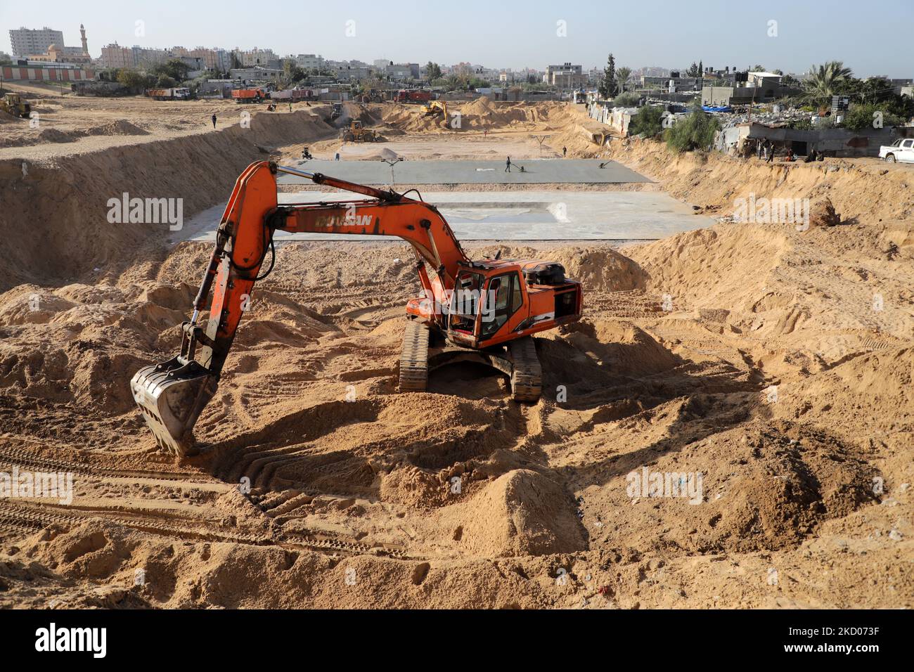 Des machines égyptiennes travaillent sur le site de construction d'un nouveau complexe de logements au nord de la ville de Gaza, sur 11 janvier 2022. - L'Égypte fait de nouveau sentir sa présence dans l'enclave palestinienne voisine, émergeant en tant que bienfaiteur clé à la suite de la dernière série de combats entre le Hamas et Israël en mai (photo de Majdi Fathi/NurPhoto) Banque D'Images