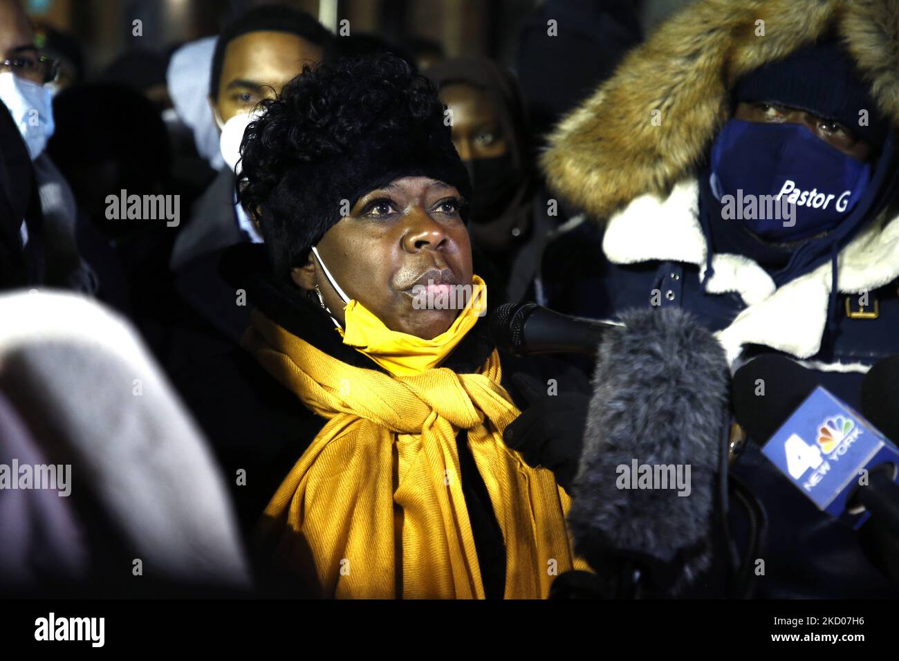 Darcel Denise Clark, procureur du comté de Bronx, parle lors d'une veillée devant un immeuble de haute élévation où dix-sept personnes, dont huit enfants, sont mortes dans un incendie, sur 11 janvier 2022, dans le quartier de Fordham Heights du Bronx, une section de la ville de New York, aux États-Unis. Au début de l'enquête, il a été découvert que plusieurs résistances de chauffage ont été laissées en marche pendant des jours, une allumant. Une porte défectueuse qui ne s'est pas fermée automatiquement a contribué au nombre de morts, ce qui a permis l'infiltration de fumée toxique mortelle dans le bâtiment. (Photo de John Lamparski/NurPhoto) Banque D'Images