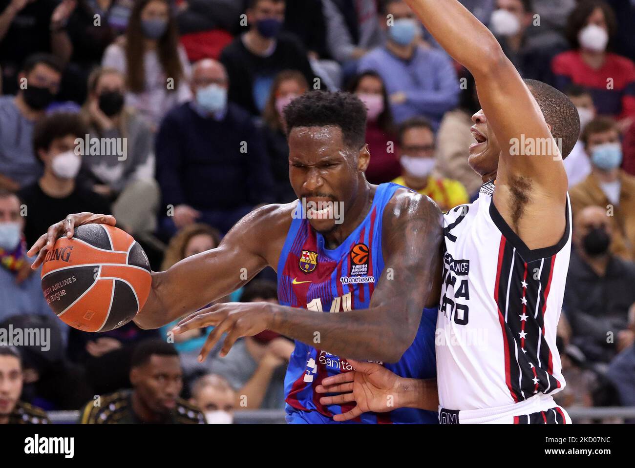 Nigel Hayes et Devon Hall lors du match entre le FC Barcelone et AX Armani Exchange Milan, correspondant à la semaine 20 de l'Euroligue, joué au Palau Blaugrana, le 11th janvier 2022, à Barcelone, Espagne. -- (photo par Urbanandsport/NurPhoto) Banque D'Images