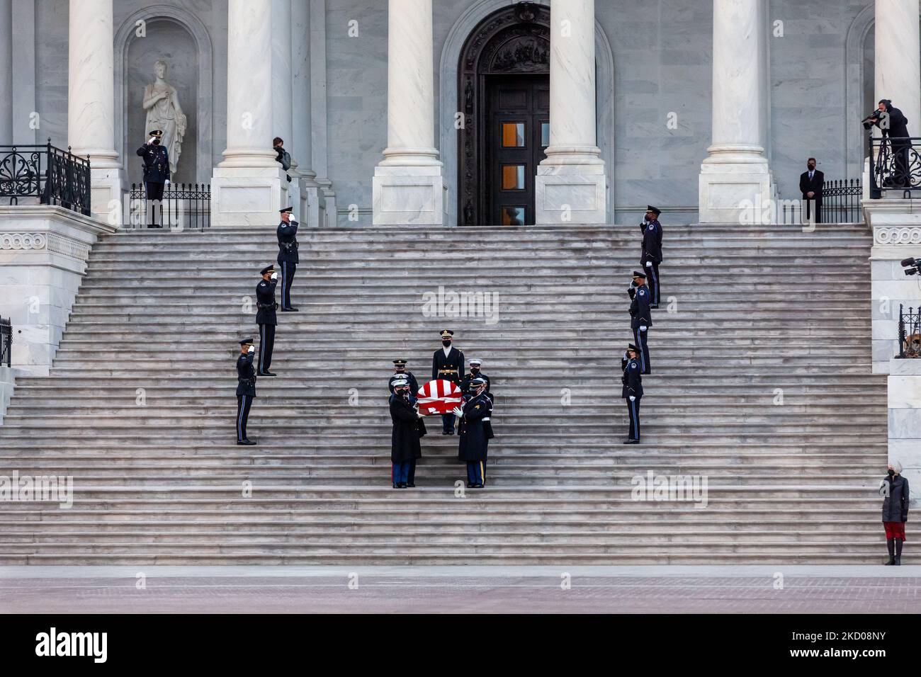 Un garde d'honneur militaire transporte les restes de Harry Reid hors du Capitole, après avoir été couché dans l'État dans la rotonde. Un garde d'honneur de la police du Capitole salue sur les marches du centre de l'avant est. Reid était un démocrate du Nevada qui a servi à la Chambre des représentants de 1983 à 1987. Il a été sénateur de 1987 à 2017, et a également été chef de la majorité au Sénat et chef de la minorité de 2005 à 2017. (Photo d'Allison Bailey/NurPhoto) Banque D'Images