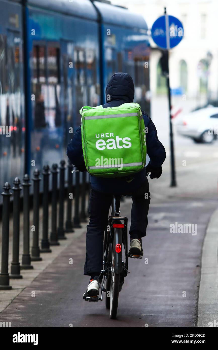 Uber Eats Courier est vu à Cracovie, Pologne sur 12 janvier 2022. (Photo de Jakub Porzycki/NurPhoto) Banque D'Images