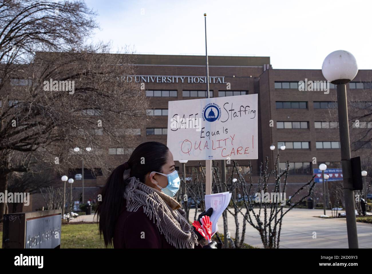 Les infirmières travaillant à l'hôpital universitaire Howard de Washington, D.C. se rallient pour des conditions de personnel plus sûres sur 13 janvier 2022, alors que la pandémie continue de surcharger les hôpitaux et les travailleurs de la santé (photo de Bryan Olin Dozier/NurPhoto) Banque D'Images