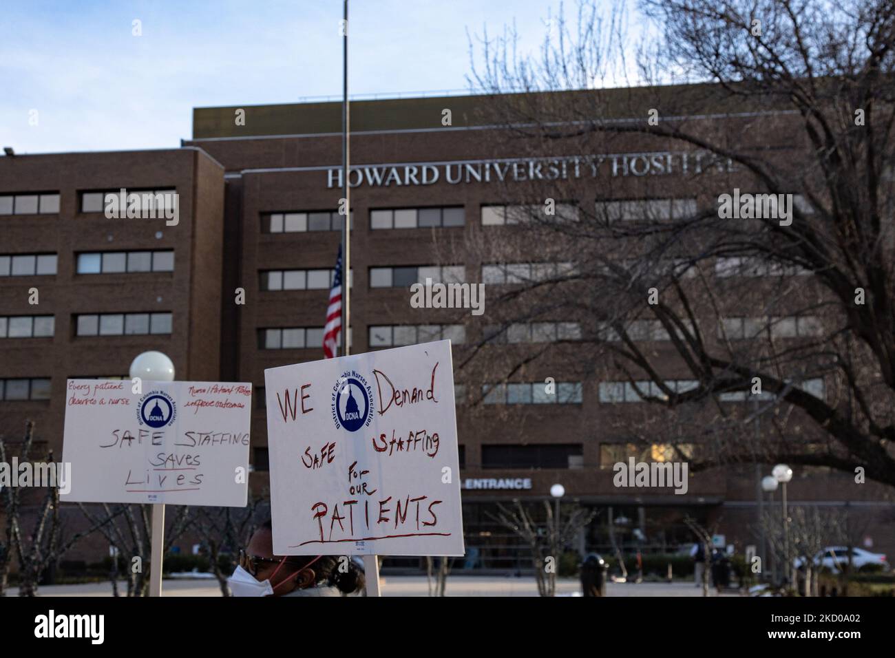 Les infirmières travaillant à l'hôpital universitaire Howard de Washington, D.C. se rallient pour des conditions de personnel plus sûres sur 13 janvier 2022, alors que la pandémie continue de surcharger les hôpitaux et les travailleurs de la santé (photo de Bryan Olin Dozier/NurPhoto) Banque D'Images
