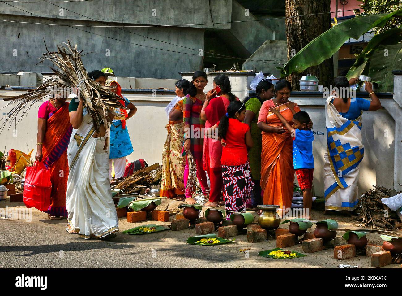 La femme hindoue porte un paquet de gaines de fleurs de noix de coco séchées (kothumbu) qui seront utilisées comme combustible pour un feu lors de la cuisson du pongala pendant le festival Attukal Pongala Mahotsavam dans la ville de Thiruvananthapuram (Trivandrum), Kerala, Inde, sur 19 février 2019. Le festival Attukal Pongala Mahotsavam est célébré chaque année par des millions de femmes hindoues. Au cours de ce festival, les femmes préparent Pongala (riz cuisiné avec des jaggery, ghee, noix de coco et d'autres ingrédients) dans le ouvert dans de petits pots à comme une offrande à la déesse Attukal Devi (populairement connue sous le nom d'Attukal Amma) qui est censée remplir les souhaits de son de Banque D'Images