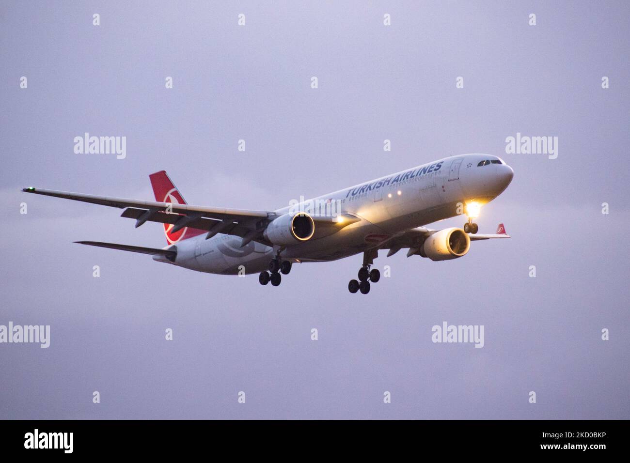 Un Airbus A330 de Turkish Airlines, tel qu'il a été vu, atterrit à l'aéroport d'Amsterdam Schiphol AMS dans la soirée. L'arrivée d'Istanbul à la capitale néerlandaise Airbus A330-300 avion a l'enregistrement TC-JOK. Turkish Airlines - Türk Hava Yolar ? Est la compagnie aérienne nationale de la Turquie et membre du réseau du groupe d'aviation Star Alliance. Selon l'IATA, la variante Omicron de la pandémie du coronavirus Covid-19 diminue la vente de billets d'avion. Amsterdam, pays-Bas sur 5 janvier 2022 (photo de Nicolas Economou/NurPhoto) Banque D'Images