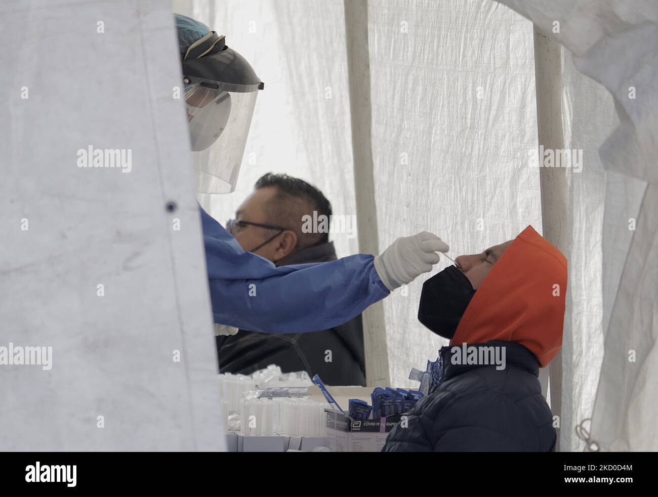 Le personnel médical d'un kiosque de santé situé sur l'esplanade de la mairie de Gustavo A. Madero, à Mexico, effectue rapidement des tests d'antigène COVID-19 après l'augmentation des infections pendant l'urgence sanitaire et le feu vert de circulation épidémiologique dans la capitale. (Photo de Gerardo Vieyra/NurPhoto) Banque D'Images