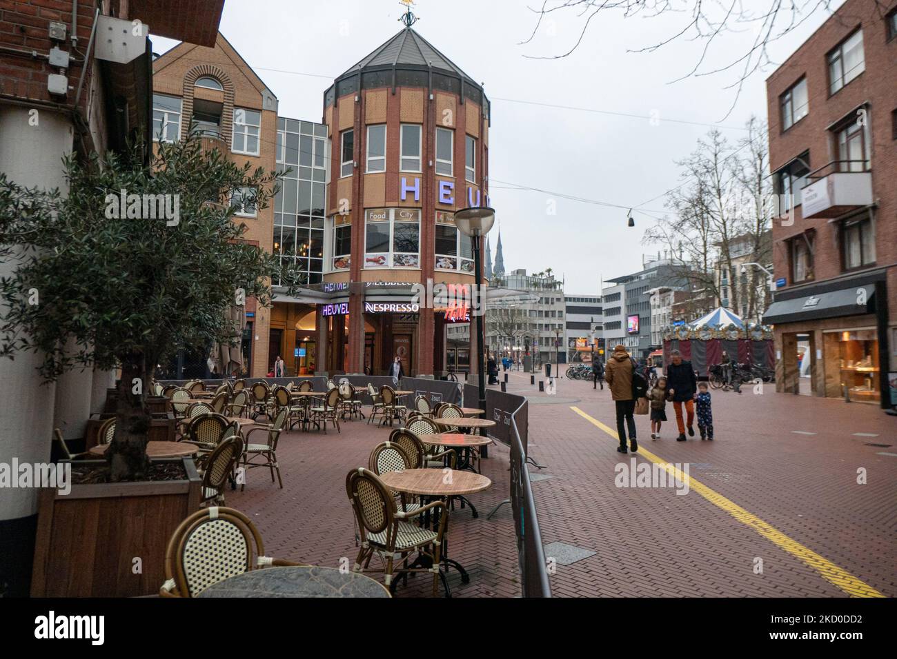 Restaurant fermé à Eindhoven pendant le confinement. Les pays-Bas ont en partie renforcé les mesures de confinement à partir du 15 janvier, après le confinement de 4 semaines, avec l'ouverture de tous les magasins non essentiels avec des heures de travail limitées, des universités, des coiffeurs et des gymnases, ainsi qu'une capacité réduite, mais les cafés, bars et restaurants resteront fermés jusqu'au 25 janvier. une action contre laquelle de nombreux propriétaires de magasins sont opposés. La vie quotidienne à Eindhoven tandis que les gens marchent dans le quartier commercial du centre ou attendent en file d'attente pour recevoir des produits des magasins par la méthode de clic et de collecte. Magasins et boutiques a Banque D'Images