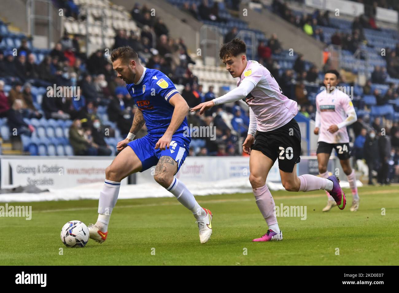 Luke Chambers de Colchester bataille pour possession avec Jacob Wakeling de Barrow lors du match Sky Bet League 2 entre Colchester United et Barrow au JobServe Community Stadium, Colchester, le samedi 15th janvier 2022. (Photo par Ivan Yordanov/MI News/NurPhoto) Banque D'Images